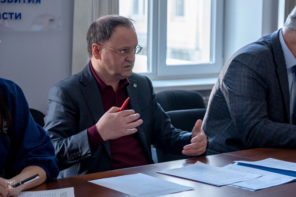 Начальник департамента экономического развития Белгородской области Олег Абрамов провел рабочее совещание по вопросу реализации кредитными организациями новой льготной кредитной программы «ФОТ 3.0» на восстановление предпринимательской деятельности